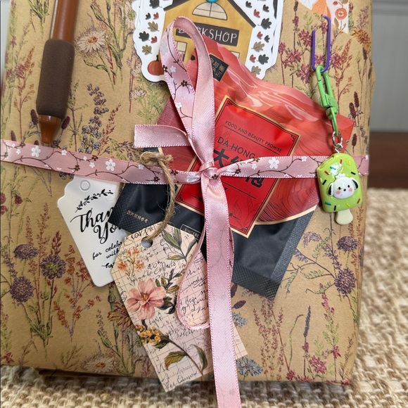 Blind date with a book hardcover, romance, drama suspense, comes with goodies - Picture 4 of 5